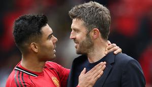 Manajer interim Manchester United, Michael Carrick (kanan), dan Casemiro. (Darren Staples / AFP)