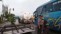 Puting Beliung Tumbangkan Papan Reklame di Cirebon Timur