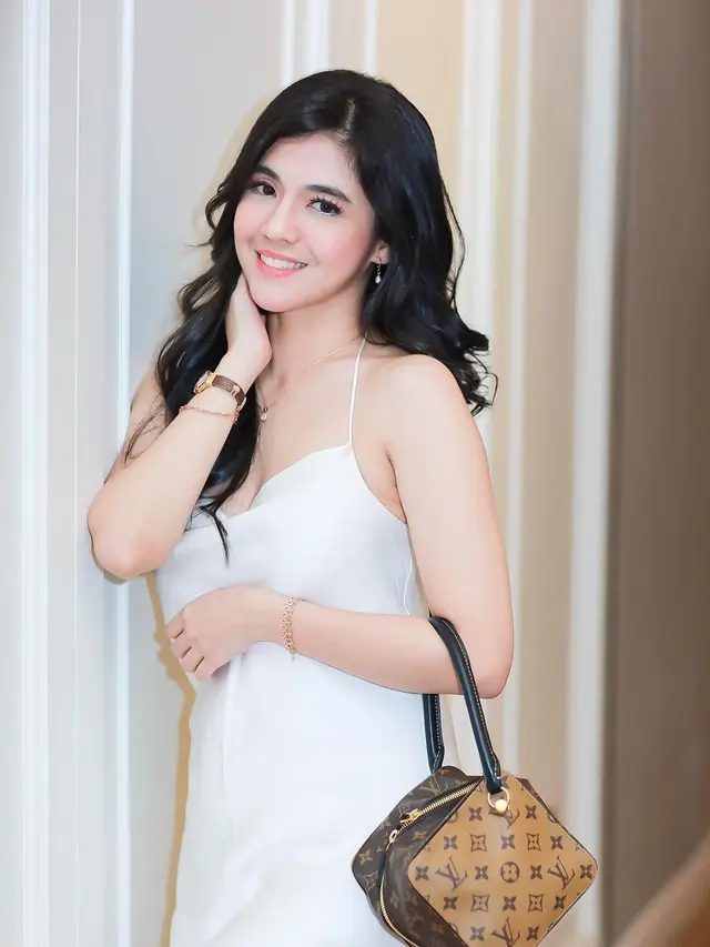 Genap Berusia 35 Tahun, Ini 7 Potret DJ Una Tampil Menawan Saat Pakai Dress