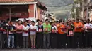 Pramusaji dari berbagai restoran bersiap mengikuti Waiters Race ke-16 di Antigua, barat daya Ibu Kota Guatemala City, Rabu (14/11). Ratusan peserta beradu kecepatan sembari membawa nampan berisi dua minuman ringan, bir dan air. (JOHAN ORDONEZ/AFP)