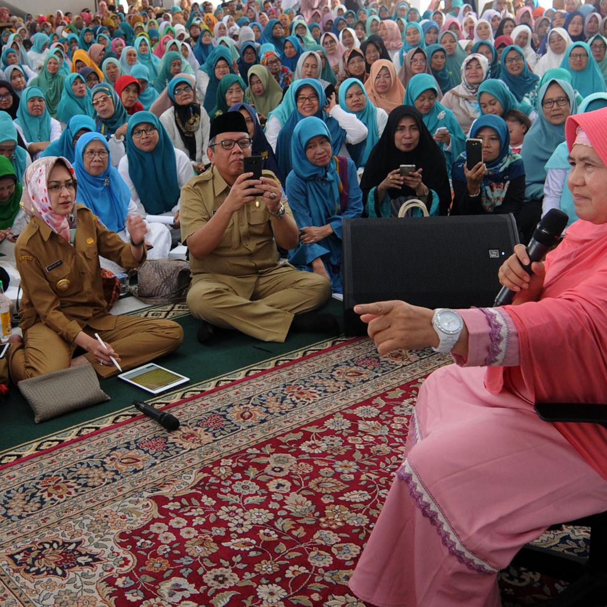 Mamah Dedeh Diam-Diam Menyimpan 200 Karung Beras di Rumahnya ...