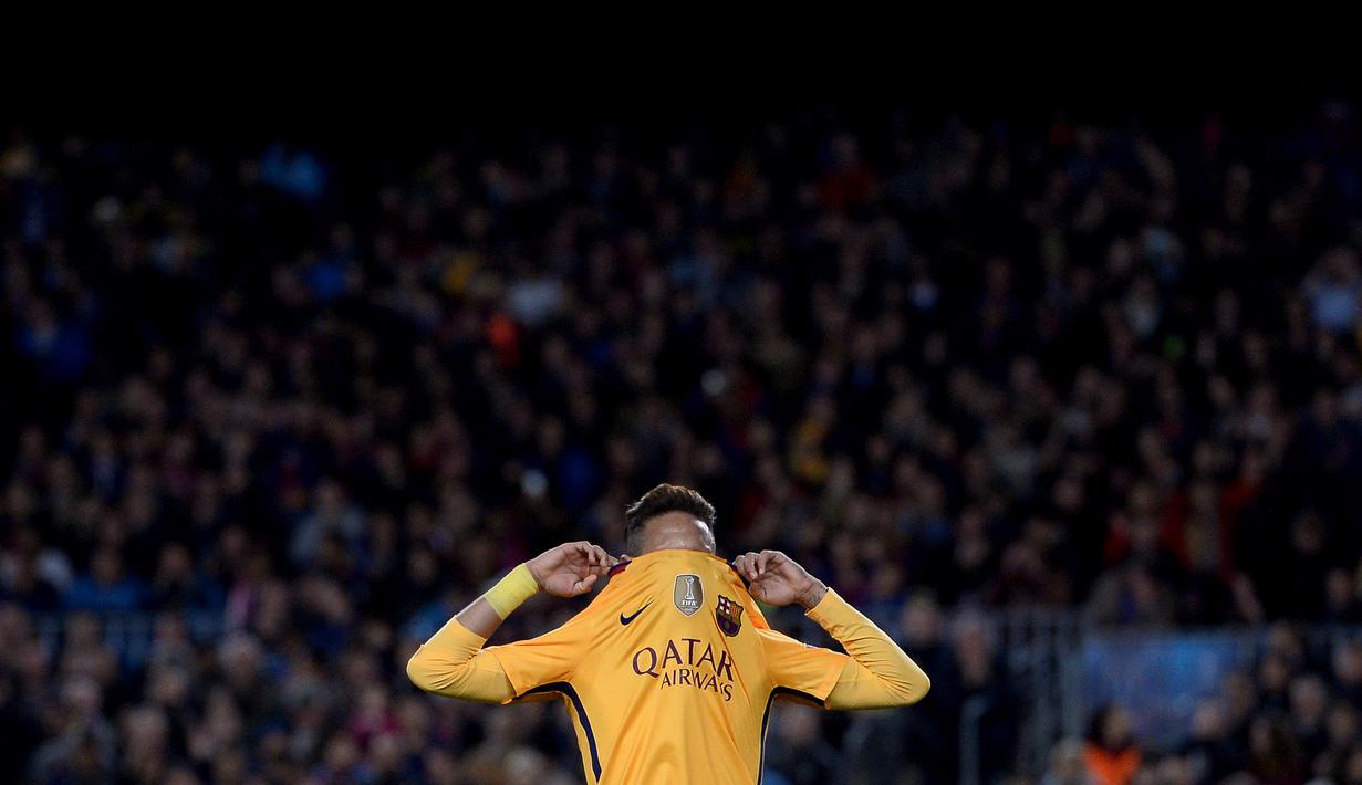Ekspresi kekecewaan striker Barcelona, Neymar, setelah pemain Atletico, Fernando Torres mencetak gol ke gawang Barcelona pada leg pertama perempat final Liga Champions di Stadion Camp Nou, Rabu (6/4/2016) dini hari WIB. (AFP/Josep Lago)