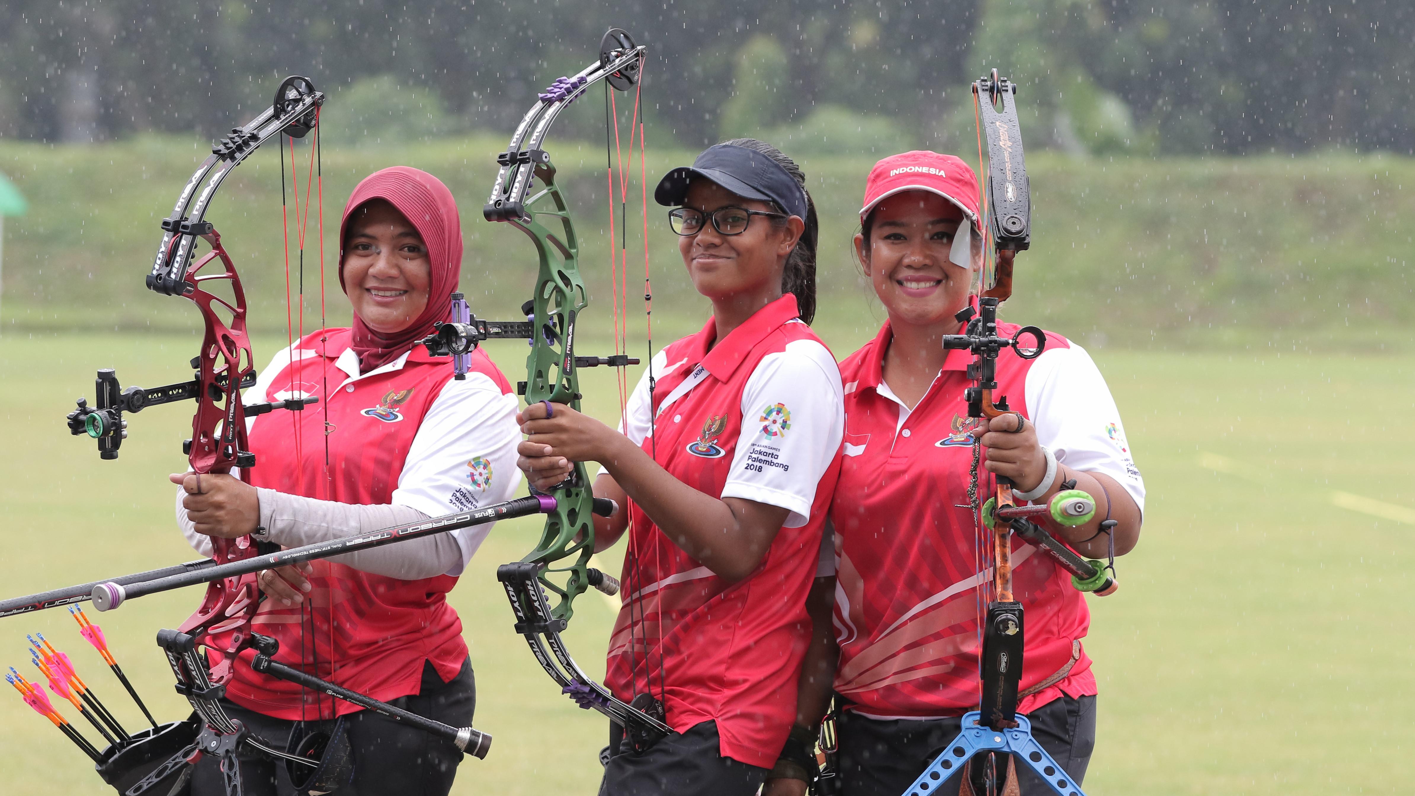 Tim Panahan Putri Indonesia yang turun pada nomor Compound berfoto sebelum melawan China Taipei pada Test Event Asian Games 2018 di Lapangan Panahan, Jakarta (15/2/2018). Indonesia menang 220-211. (Bola.com/Nick Hanoatubun)