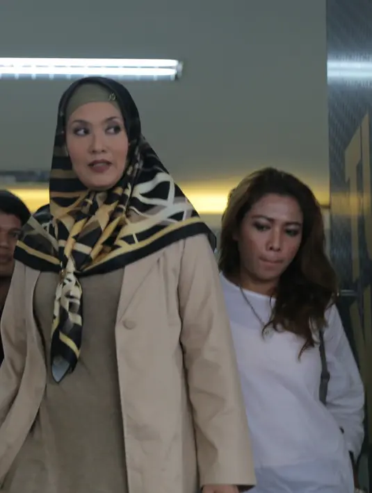 Setelah Aa Gatot tertangkap dan kini mendekam dalam penjara, kasus mengenai aliran yang menyimpang terus bergulir. Salah satu murid Aa Gatot, Elma Theana ikut memberikan kesaksian. (Andy Masela/Bintang.com)