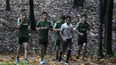 Para pemain Timnas Indonesia U-23 berlari ringan saat latihan fisik di Bukit Senayan, Jakarta, Rabu (6/3). Latihan ini merupakan persiapan jelang kualifikasi Piala AFC U-23. (Bola.com/Yoppy Renato)