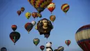 Beragam bentuk balon udara menghiasi festival tahunan QuickChek New Jersey ke-32 di Readington, (25/7/2014). (REUTERS/Eduardo Munoz)