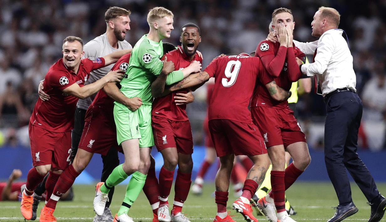 Para pemain Liverpool merayakan gelar juara Liga Champions 2019 usai mengalahkan Tottenham Hotspur di Stadion Wanda Metropolitano, Madrid, Minggu (2/6). Liverpool menang 2-0 atas Tottenham Hotspur. (AP/Manu Fernandez)