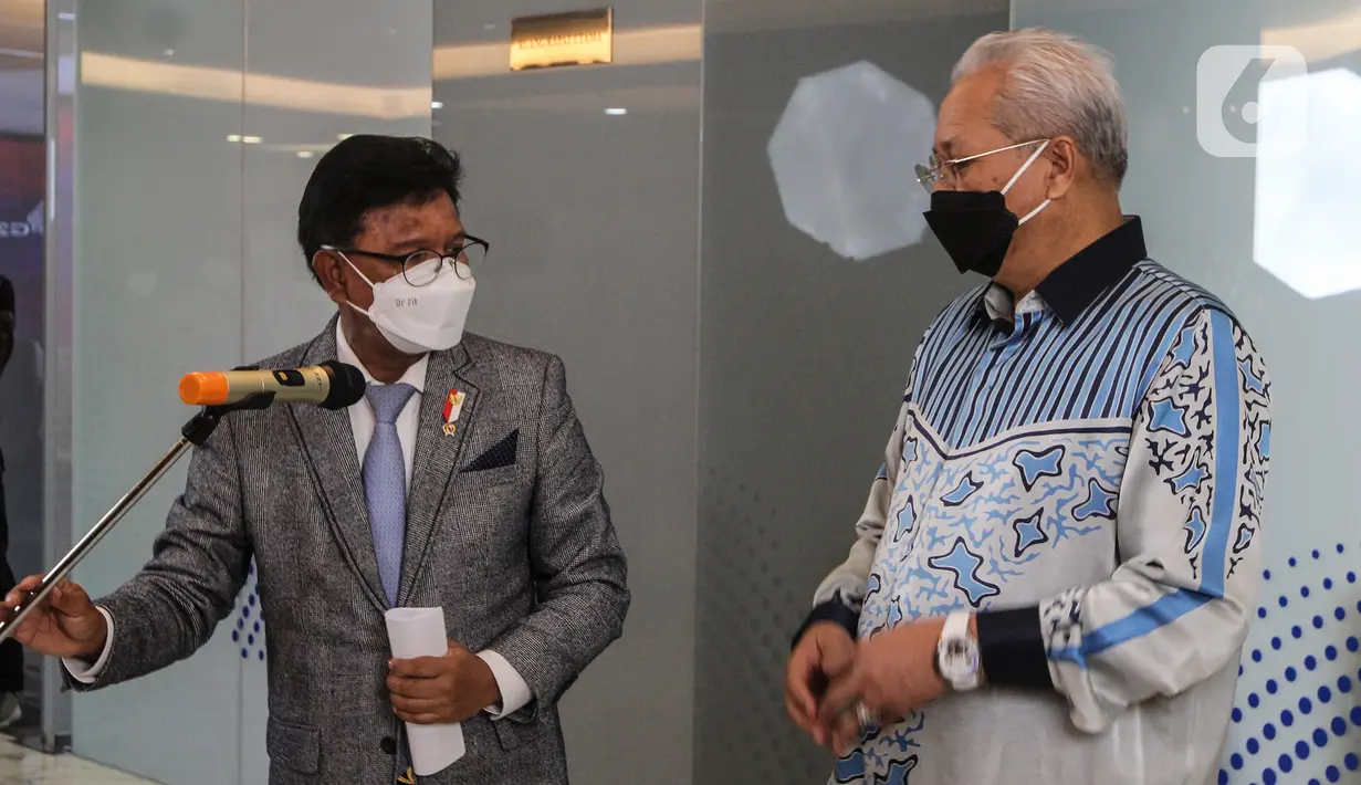 Menteri Komunikasi dan Informatika Johnny G Plate (kiri) dan Menteri Komunikasi dan Multimedia Malaysia Tan Sri Annuar Musa memberikan keterangan pers usai melakukan pertemuan bilateral di Kantor Kementerian Kominfo, di Jakarta, Jumat (19/8/2022). Dalam pertemuan bilateral tersebut kedua menteri mendiskusikan berbagai hal termasuk infrastruktur dan tata kelola ruang digital. (Liputan6.com/Johan Tallo)