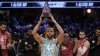 Steven Curry terpilih menjadi MVP dalam laga NBA All-Star Game 2022 usai membawa Tim Lebron mengalahkan Tim Durant dengan skor 163-160. Total, Steven Curry menyumbang 50 poin yang dilesakkan sebagian besar dari kelihaiannya melepaskan 16 kali lemparan tiga angka. (AP/Charles Krupa)