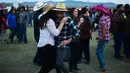 Sejumlah orang menari selama perayaan ulang tahun Rubi Ibarra yang ke-15 di Villa Guadalupe, San Luis Potosi, Meksiko, 26 Desember 2016. Acara ini mungkin menjadi salah satu pesta ulang tahun dengan jumlah tamu terbanyak di Meksiko. (RONALDO SCHEMIDT/AFP)