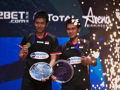 Ganda putra Indonesia, Hendra Setiawan/Mohammad Ahsan menjuarai All England 2019 yang berlangsung di Arena Birmingham, Minggu (10/3). Di final Hendra/Ahsan menang 11-21, 21-14, 21-12 atas Aaron Chia/Soh Wooi Yik. (AFP/Oli Scarff)