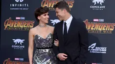 Aktris Scarlett Johansson dan pacarnya Colin Jost saling bertatapan saat menghadiri pemutaran film 'Avengers: Infinity War' di Los Angeles, California (23/4). Scarlett Johansson berperan sebagai Natasha Romanoff/Black Widow. (AP Photo/Jordan Strauss)