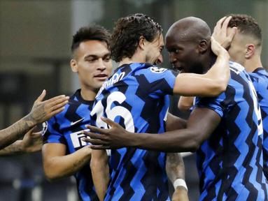Para pemain Inter Milan merayakan gol yang dicetak oleh Romelu Lukaku ke gawang Borussia Moenchangladbach pada laga Liga Champions di Stadion Giuseppe Meazza, Kamis (22/10/2020). Kedua tim bermain imbang 2-2. (AP/Luca Bruno)