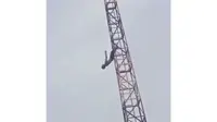 Pria Sinjai panjat tower BTS lalu menjatuhkan diri (Liputan6.com/Fauzan)