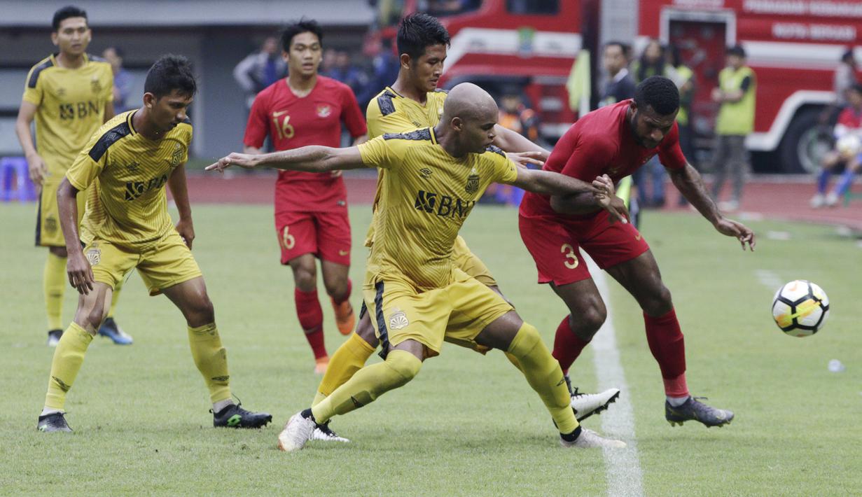 Striker Timnas Indonesia U-22, Marinus Wanewar, mengontrol bola saat melawan Bhayangkara FC pada laga uji coba di Stadion Patriot, Bekasi, Rabu (6/2). Keduanya bermain imbang 2-2. (Bola.com/Yoppy Renato)