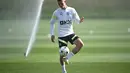 Gelandang Manchester City, Phil Foden mengontrol bola saat mengikuti sesi latihan tim di City Football Academy, di Manchester, Inggris (5/9/2022). Manchester City akan bertanding melawan Sevilla pada Grup G Liga Champions di Estadio R. Sanchez Pizjuan. (AFP/Oli Scarff)
