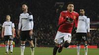 Gelandang Manchester United Jesse Lingard merayakan gol ke gawang Derby County pada putaran ketiga Piala FA di Old Trafford, Jumat (5/1/2017). (AFP/Lindsey Parnaby)