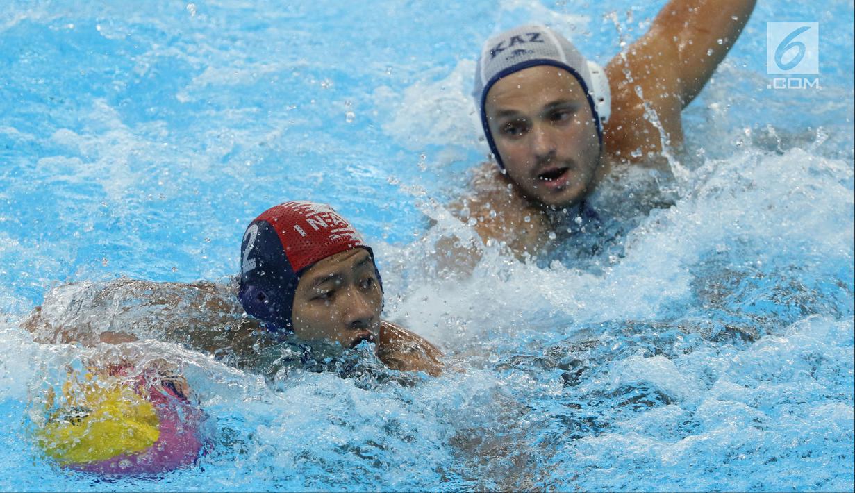 Pemain Polo Air Putra Indonesia, Beby Willy EP Tarigan (kiri) menghindari kawalan Miras Aubakirov (Kazakhstan) pada perempat final Polo Air Putra Asian Games 2018 di Stadion Akuatik GBK Jakarta, Kamis (30/8).(Liputan6.com/Helmi Fithriansyah)