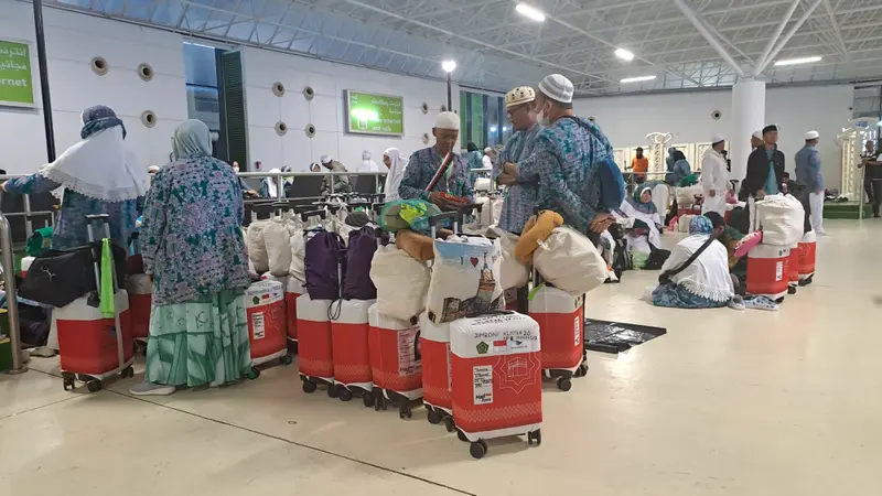 Jemaah haji kloter UPG 20 bersiap di Paviliun D1 Terminal Haji Bandara Internasional King Abdul Aziz, Jeddah sebelum diterbangkan ke Tanah Air. Pemulangan jemaah haji gelombang 1 ke Tanah Air melalui Bandara Jeddah berakhir hari ini.