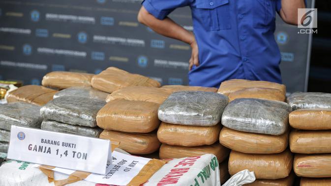Barang bukti dalam konferensi pers pengungkapan 3 kasus tindak pidana narkotika di Gedung BNN, Jakarta, Jumat (1/2). Total barang bukti yang sita sebanyak 1,5 ton ganja, 98 Kg sabu dan 10.000 butir ekstasi. (Liputan6.com/Faizal Fanani)