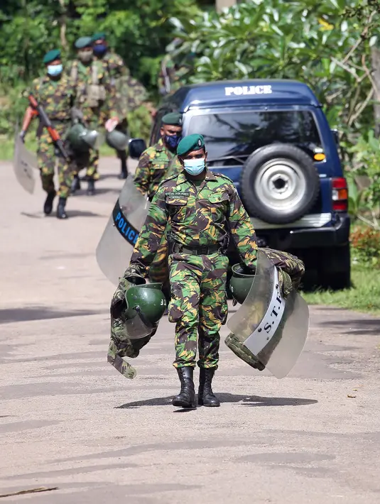 Anggota satuan tugas khusus kepolisian terlihat di luar Penjara Mahara, pinggiran Kolombo, Sri Lanka, 30 November 2020. Jumlah korban tewas dalam percobaan kabur dari penjara dengan keamanan maksimum di Mahara itu bertambah menjadi delapan orang, sementara 45 lainnya luka-luka. (Xinhua/Ajith Perera)