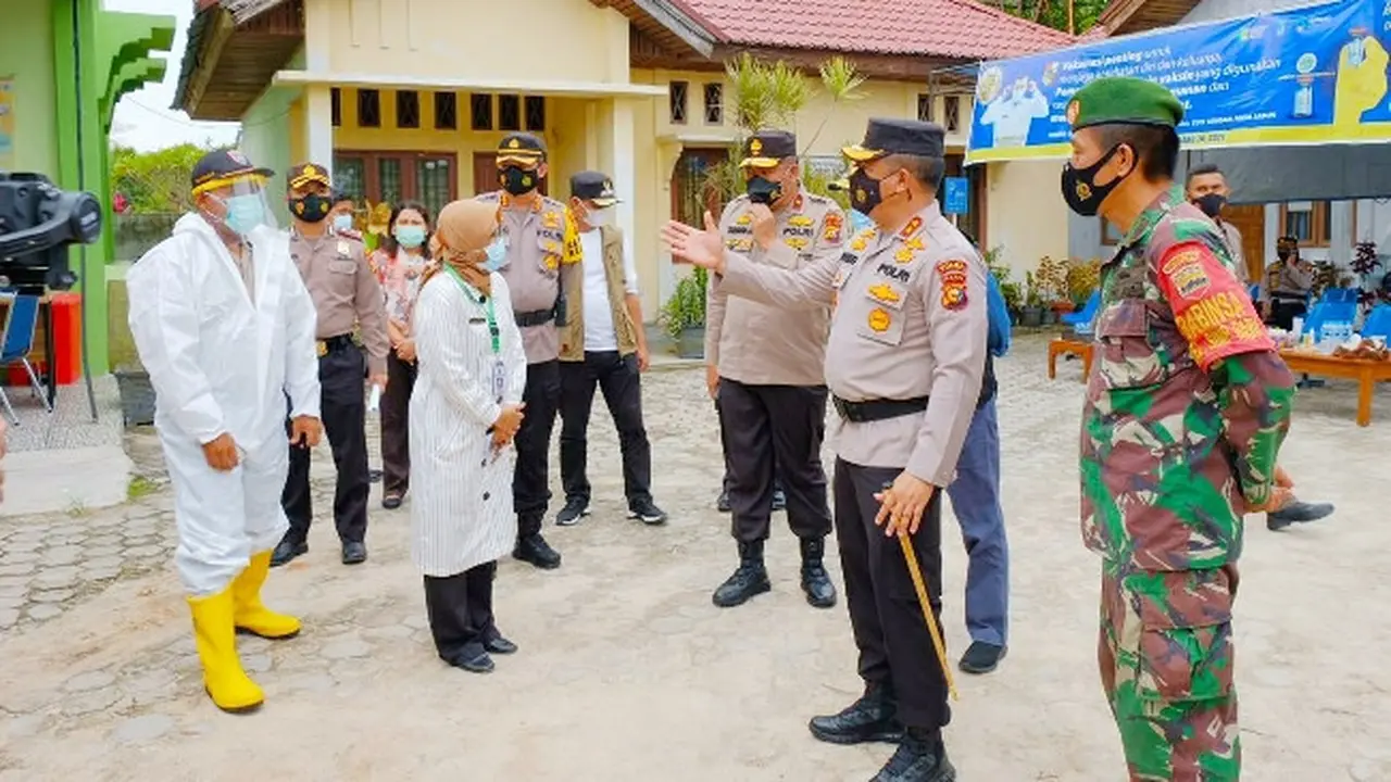 Pengecekan oleh kepolisian di posko PPKM mikro di Pekanbaru beberapa waktu lalu.