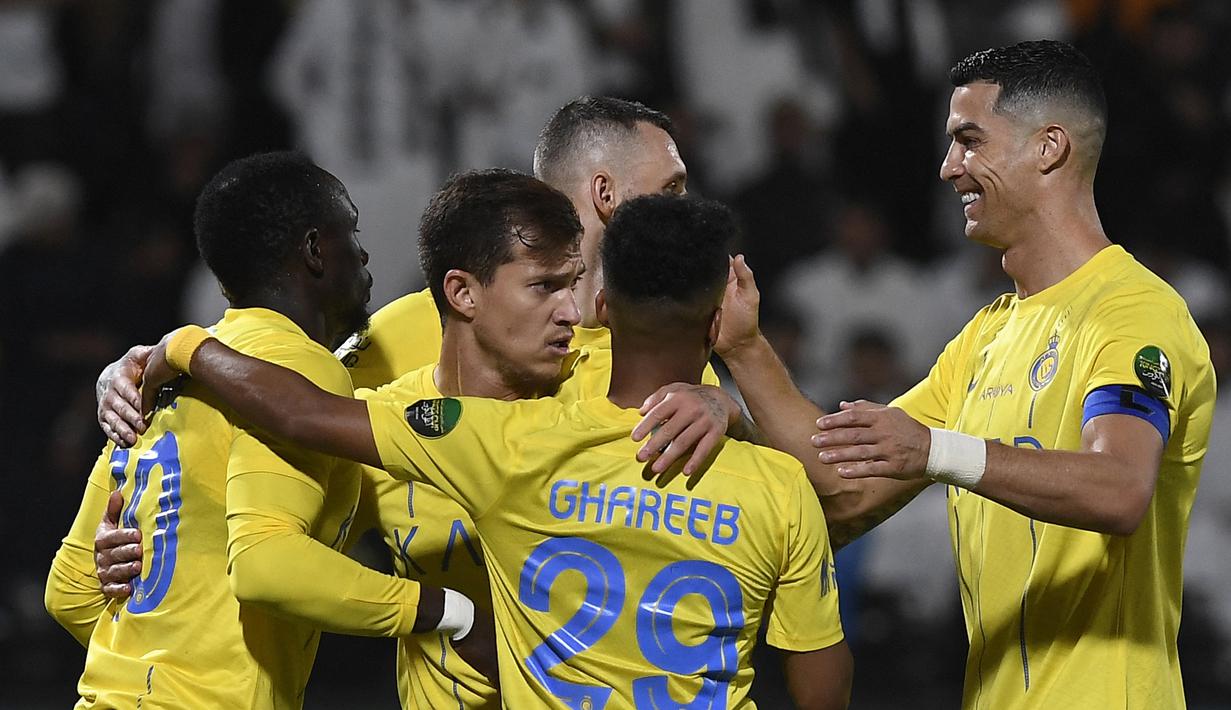 Cristiano Ronaldo (kanan) bersama pemain Al Nassr lainnya melakukan selebrasi setelah memenangkan pertandingan melawan Al Shabab dalam laga perempat final King's Cup Arab Saudi 2023 yang digelar di Al Shabab Club Stadium, Selasa (12/12/2023) dini hari WIB. (AFP/Str)