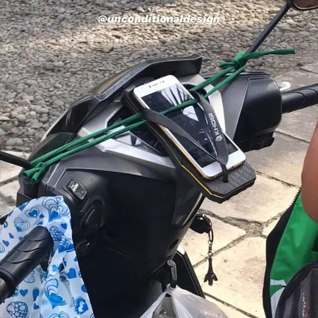 6 Potret Sandal Jepit Jadi Holder HP Ojol Ini Kocak, Bikin Tepuk Jidat