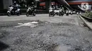 Kendaraan menghindari jalan rusak dan berlubang saat melintas di Jalan HR Rasuna Said, Kuningan, Jakarta Selatan, Senin (24/10/2022). Kondisi jalan menjadi lebih parah saat turun hujan sehingga menyebabkan genangan yang menutupi lubang. (merdeka.com/Iqbal S. Nugroho)