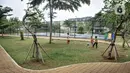 Anak-anak bermain bola di Taman Maju Bersama (TMB) Panjang Cipedak, Jagakarsa, Jakarta Selatan, Rabu (26/1/2022). Pemprov DKI Jakarta menargetkan pada 2022 akan membangun TMB di 31 lokasi di Jakarta sesuai dengan amanat UU Nomor 26 Tahun 2007 tentang Penataan Ruang. (merdeka.com/Iqbal S. Nugroho)