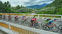 Para Pembalap Tour de Singkarak melintasi jembatan Padang Panjang (Erinaldi/Liputan6.com)