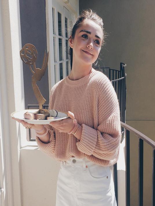 Saat menikmati waktu santainya pun gadis asal Inggris ini tetap telihat cantik dengan sweater merah muda dan juga bawahan putih. Maisie terlihat modis dan cantik walaupun dengan pakaian sederhana. (Liputan6.com/Instagram/@maisie_williams)