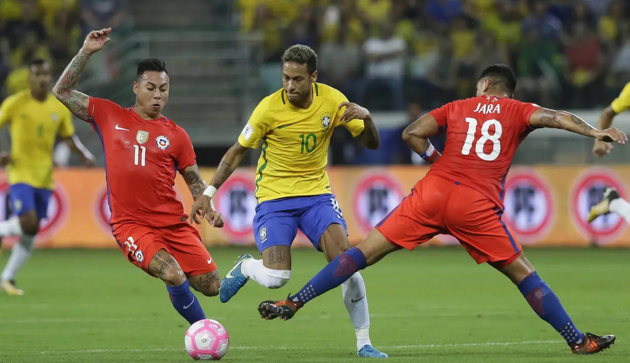 Gelandang Cile, Eduardo Vargas, berebut bola dengan gelandang Brasil, Neymar, pada laga kualifikasi Piala Dunia 2018 di Stadion Allianz Parque, Sao Paulo, Selasa (10/10/2017). Brasil menang 3-0 atas Cile. (AP/Nelson Antoine)