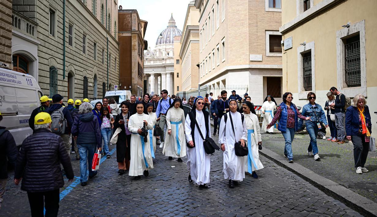 Misa pemakaman Paus Fransiskus akan digelar Sabtu (26/4/2025) pagi waktu setempat di Lapangan Santo Petrus. (Piero CRUCIATTI/AFP)