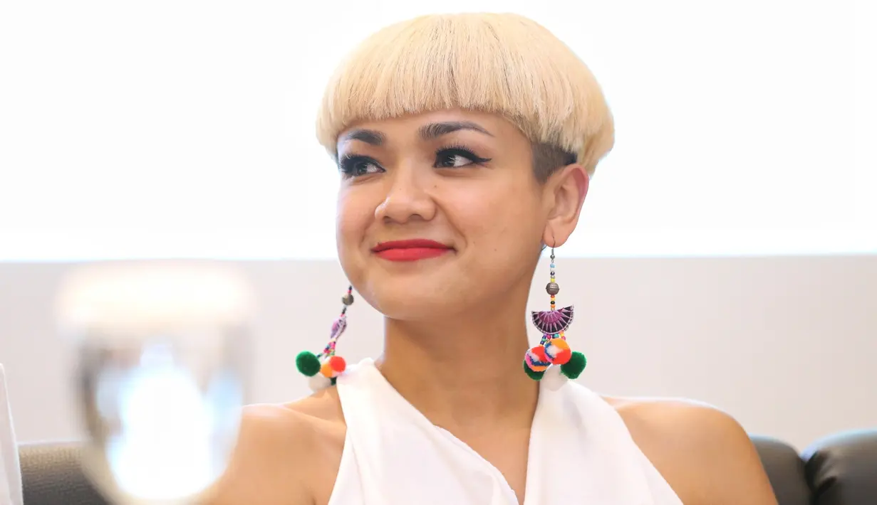 Sedikit bocoran, Nirina Zubir bermain dalam film bertajuk 5 Cowok Jagoan ini akan berperan sebagai pembunuh bayaran. Mengubah gaya potongan dan warna rambut menjadi salah satu upaya Nirina mendalami perannya. (Adrian Putra/Bintang.com)