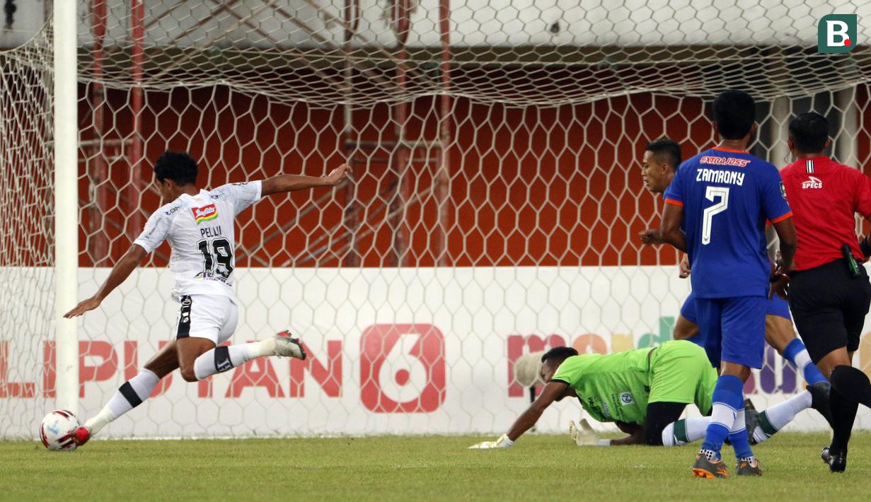 Rizky Pellu sukses mengelabui kiper Persiraja Banda Aceh Fakhrurrazi dan menceploskan bola ke gawang dari dalam kotak penalti usai mendapatkan umpan pendek dari rekannya. (Bola.com/Ikhwan Yanuar)