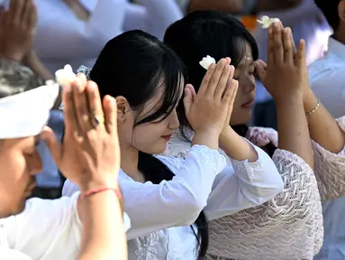 Umat Hindu berdoa saat perayaan Galungan di Denpasar, Bali, Rabu 17 Juni 2026. (SONNY TUMBELAKA/AFP)