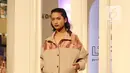 Gaya model saat mengenakan busana rancangan Tities Sapoetra dalam Fashion Nation 2018 di Senayan City, Jakarta, Rabu (18/4/). (Liputan6.com/Herman Zakharia)