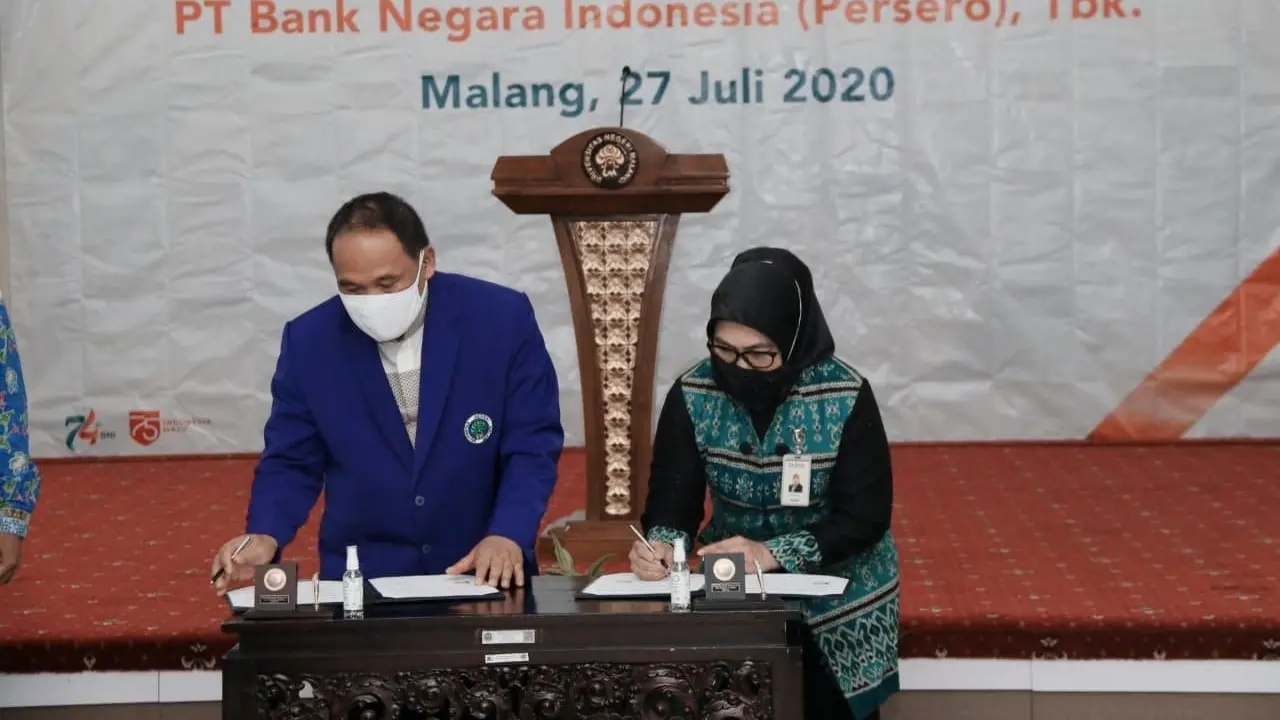 BNI dan Universitas Negeri Malang menandatangani Perjanjian Kerjasama Layanan Pembukaan Rekening Giro Kerjasama Berbasis Kartu Debit. (Foto: BNI)