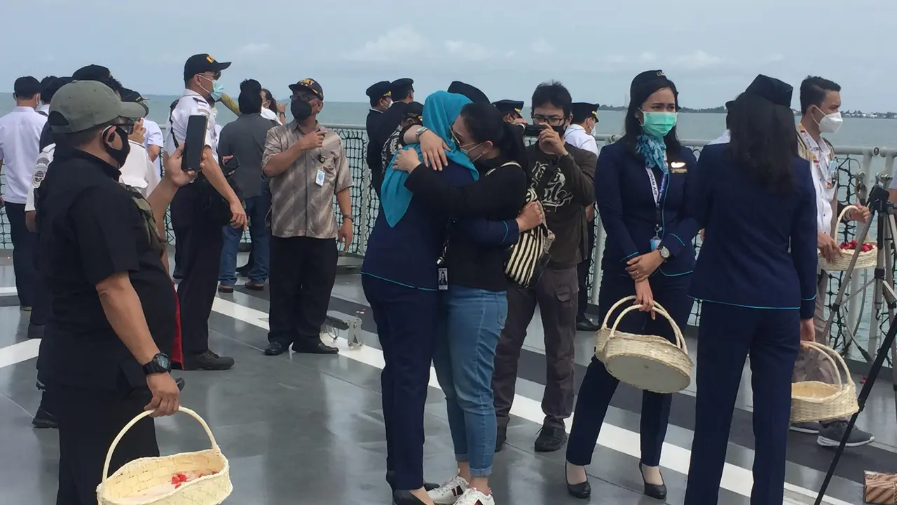 Keluarga korban pesawat jatuh Sriwijaya Air SJ melakukan tabur bunga dari atas Kapal KRI Semarang, di Kepulauan Seribu, Jumat (22/1/2021).