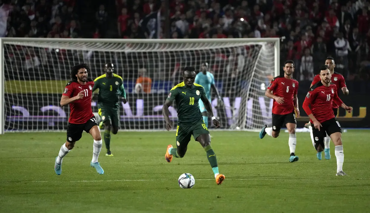 Pemain Senegal Sadio Mane menggiring bola saat melawan Mesir pada pertandingan kualifikasi Piala Dunia 2022 di Stadion Internasional Kairo, Kairo, Mesir, 25 Maret 2022. Mesir menang 1-0. (AP Photo/Amr Nabil)