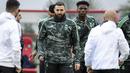 Pemain Real Madrid, Karim Benzema (tengah) saat melakukan sesi latihan bersama rekannya, Jumat (10/2/2023) jelang pertandingan final Piala Dunia Antarklub 2023 melawan Al-Hilal. Karim Benzema juga masuk dalam daftar yang kontraknya akan habis di akhir musim 2022-2023 ini. Namun rasanya Real Madrid takkan mau kehilangan Benzema yang sudah memberikan kontribusi besar ke klub. (AFP/Fadel Senna)