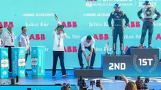 Presiden Joko Widodo atau Jokowi mengangkat piala Formula E dan memberikan kepada Pembalap Jaguar TCS Racing Mitch Evans (kanan) di atas podium Jakarta International E-Prix Circuit (JIEC), Jakarta, Sabtu (4/6/2022). Andalan Jaguar TCS Racing Mitch Evans memenangkan ajang balap Formula E Jakarta e-Prix 2022. (Liputan6.com/Herman Zakharia)