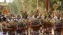 <p>Peserta mengenakan pakaian Tari Barong pada karnaval Budaya Bali di kawasan Nusa Dua, Bali, Jumat (12/10). Karnaval tersebut untuk memeriahkan perhelatan Pertemuan Tahunan IMF - World Bank Group 2018 di Bali. (Liputan6.com/Angga Yuniar)</p>