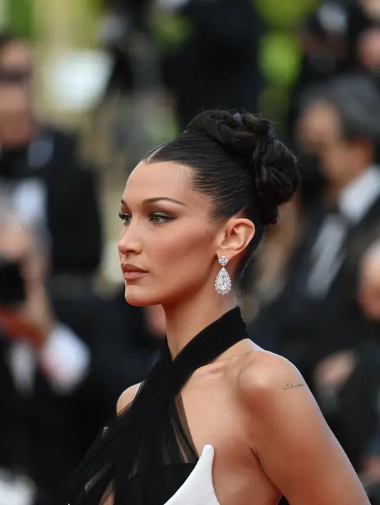 Bella Hadid tampil bersinar dengan sepasang anting-anting emas putih 18 karat dari Red Carpet Collection yang menampilkan sepasang berlian berbentuk buah pir dengan total 18,05 karat dan 5,82 karat. (Foto: Chopard)