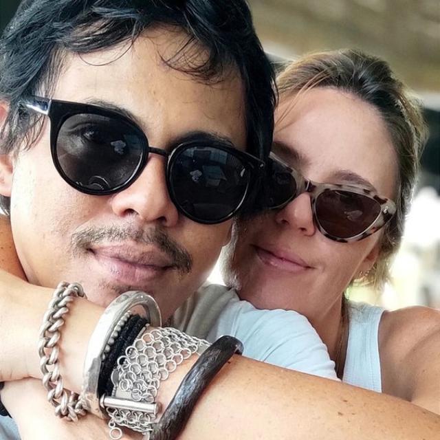 6 Potret Mesra Mayky Wongkar dan Kekasih Bulenya, Babymoon di Lombok