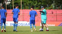 Pelatih Persib Bandung, Robert Alberts, tengah memberikan instruksi dalam uji lapangan resmi yang dilakukan timnya jelang menghadapi PSM Makassar dalam laga pekan ke-15 Shopee Liga 1 2019 yang akan digelar di Stadion Andi Mattalatta Mattoangin, Makassar, Minggu (18/8/2019). (Bola.com/Abdi Satria)