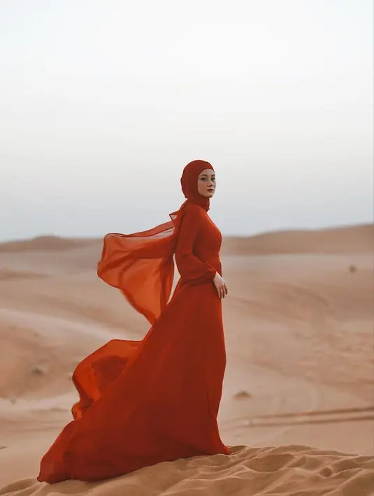 Penampilannya disempurnakan dengan riasan makeup bold yang senada dengan busana yang dikenakannya. (Instagram/rey_mbayang).