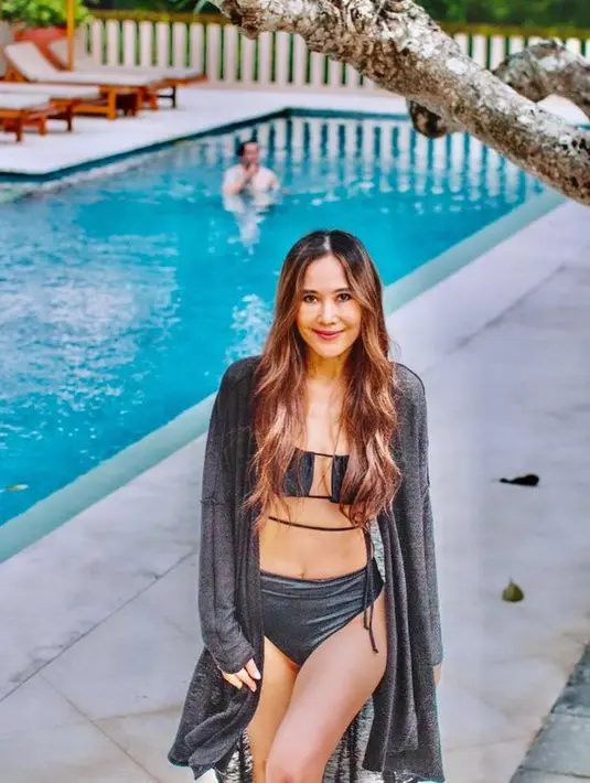 <p>Momen yang membuat iri banyak orang adalah ketika Ina mengenakan bikini. [Foto: instagram.com/inathomas]</p>