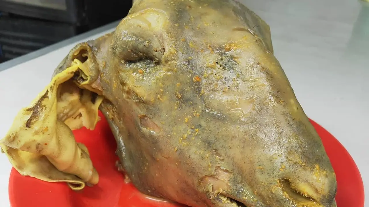 Hanya dengan 1 Alat, Begini Cara Simpel Bersihkan Kepala Kambing Sebelum Dimasak